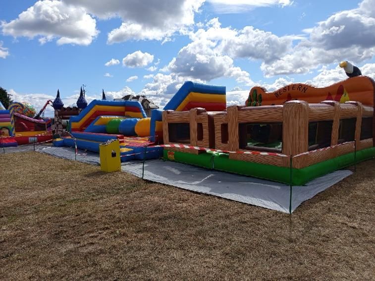 Wielki piknik gminny - strefa dmuchańców